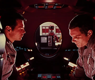Bowman y Poole intentan conversar sin saber que «HAL» está al tanto de todo lo que dicen Bowman y Poole intentan conversar sin saber que «HAL» está al tanto de todo lo que dicen